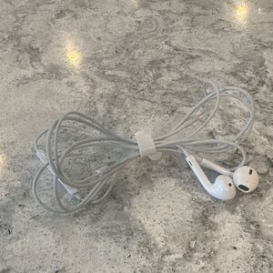 🤍 Apple EarPods with Lightning Connector – White (Excellent Condition)